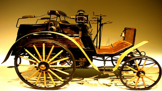 مخترع اول سيارة باربع عجلات